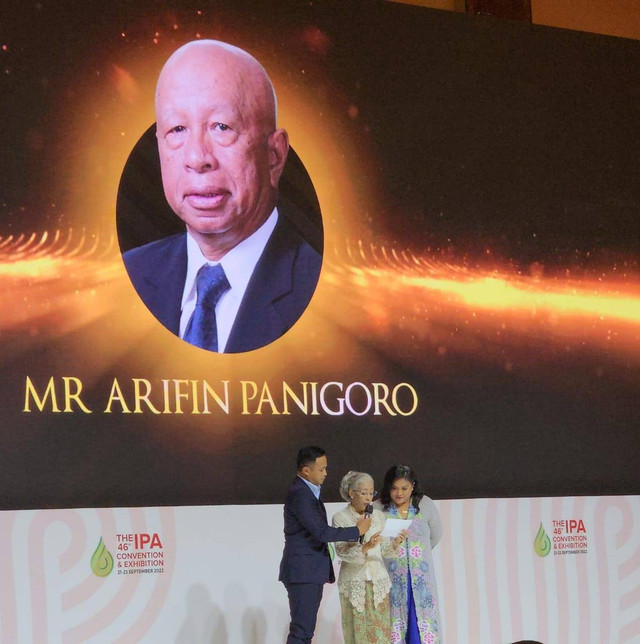 Pendiri Medco Grup Alm. Arifin Panigoro menerima penghargaan Lifetime Achievement Award dari Indonesian Petroleum Association di acara 46th  IPA Convention & Exhibition 2002.  Foto: Dok. Medco Energi