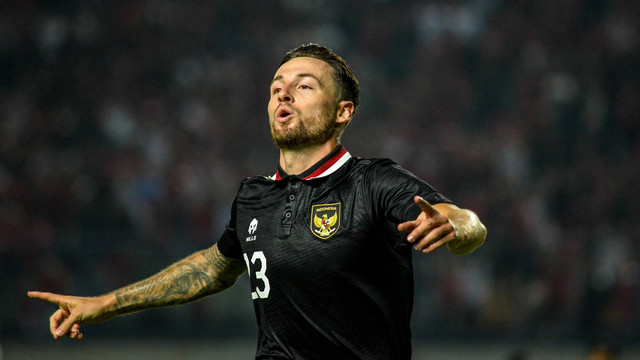 Pesepak bola Timnas Indonesia Marc Klok melakukan seleberasi usai mencetak gol ke gawang Timnas Curacao pada pertandingan Fifa Match Day di Stadion Gelora Bandung Lautan Api, Bandung, Jawa Barat, Sabtu (24/9/2022) Foto: Raisan Al Farisi/ANTARA FOTO