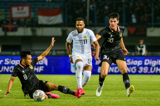 Pesepak bola Timnas Indonesia Witan Sulaeman (kiri) berebut bola dengan pesepak bola Timnas Curacao Gevaro Giomar (tengah) pada pertandingan Fifa Match Day di Stadion Gelora Bandung Lautan Api, Bandung, Jawa Barat, Sabtu (24/9/2022). Foto: Raisan Al Farisi/ANTARA FOTO