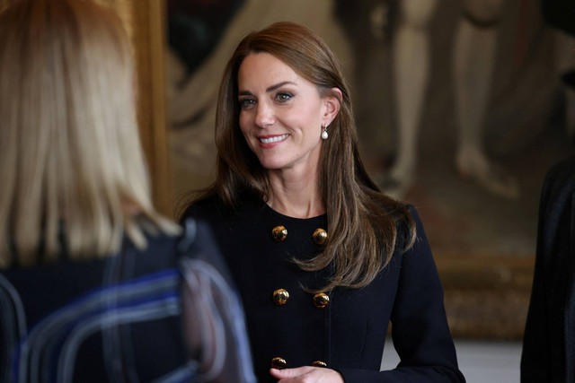 Kate Middleton mengunjungi Guildhall Windsor untuk berterima kasih kepada relawan dan staf yang bekerja pada pemakaman HM Ratu Elizabeth, di Windsor, Inggris, pada Kamis (22/9/2022). Foto: Ian Vogler/Pool via REUTERS