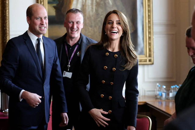 Kate Middleton mengunjungi Guildhall Windsor untuk berterima kasih kepada relawan dan staf yang bekerja pada pemakaman HM Ratu Elizabeth, di Windsor, Inggris, pada Kamis (22/9/2022). Foto: Ian Vogler/Pool via REUTERS