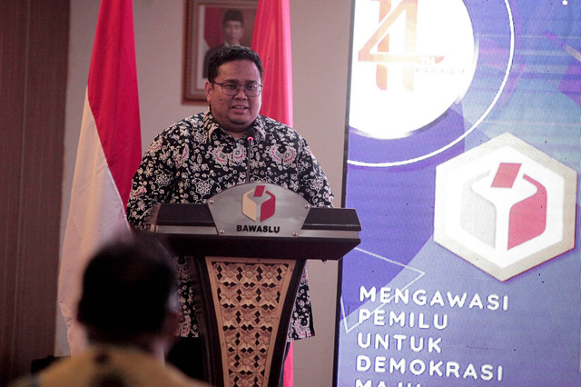 Ketua Bawaslu Rahmat Bagja saat meluncurkan aplikasi Elektronik Pejabat Pengelola Informasi dan Dokumentasi (e-PPID) Terintegrasi Bawaslu, Bawaslu Provinsi dan Bawaslu Kabupaten/Kota di Gedung Bawaslu, Jakarta, Kamis (22/9/2022). Foto: Reno Esnir/ANTARA FOTO