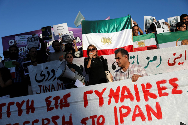 Orang-orang menggelar protes setelah kematian Mahsa Amini di Iran, di Athena, Yunani, Sabtu (24/9/2022).
Foto: Louiza Vradi/REUTERS