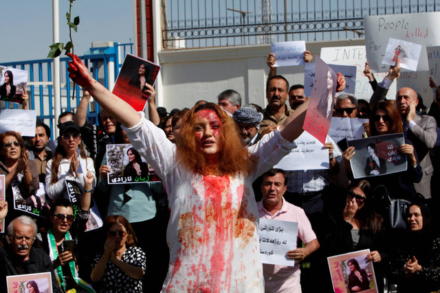 Sejumlah demonstran bergabung dalam aksi protes terkait kematian Mahsa Amini di depan markas besar PBB di Erbil, Irak, Sabtu (24/9/2022). Foto: Azad Lashkari/REUTERS