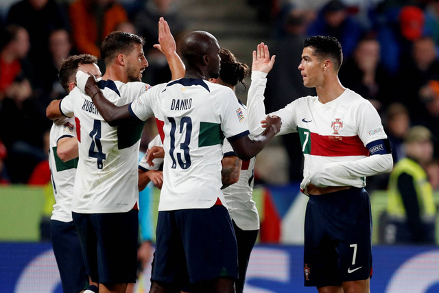Pemain Portugal Diogo Jota merayakan gol keempat mereka bersama rekan setim saat melawan Republik Ceko di Eden Arena, Praha, Republik Ceko, Sabtu (24/9/2022). Foto: David W Cerny/REUTERS