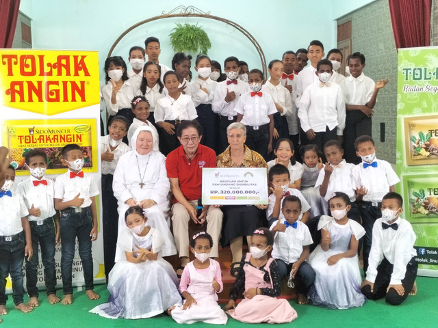 PT Industri Jamu dan Farmasi Sido Muncul Tbk (Sido Muncul) kembali memberikan bantuan untuk penyandang disabilitas melalui Yayasan Sinar Pelangi di Jatibening, Sabtu (24/9). Foto: kumparan/Kartika Pamujiningtyas