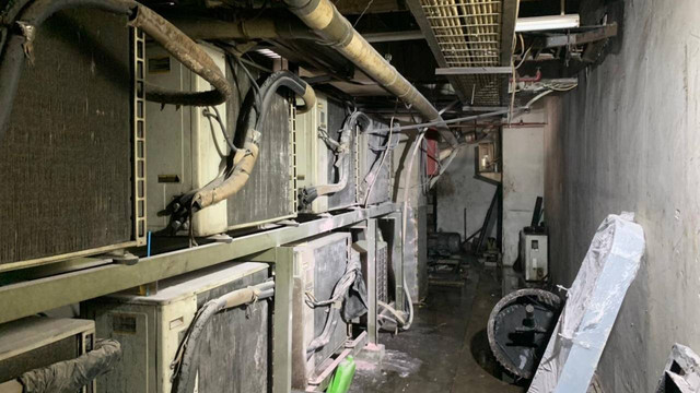 Ruangan yang terbakar di LTC Glodok dekat ruang penyimpanan gas, Minggu (25/9/2022). Foto: Luthfi Humam/kumparan