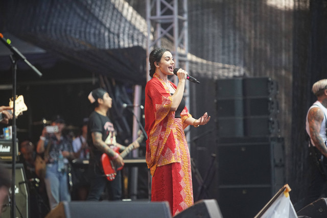 Nora Alexandra bikin makin riuh penampilan SID di JogjaROCKarta 2022. Foto: Arif UT