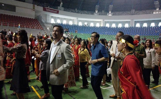 Menkumham, Yasonna H Laoly, menari Maena saat penutupan Maena Cup Ono Niha se-Provinsi Riau di Pekanbaru (Tika Ayu/Selasar Riau)