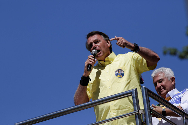 Presiden Brasil Jair Bolsonaro menyapa pendukungnya saat kampanye di Campinas, negara bagian Sao Paulo, Brasil, Sabtu (24/9/2022). Foto: Suamy Beydoun/Reuters