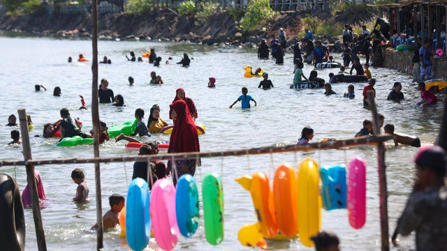 Kolam bermain anak di pantai Ulee Lheue, Banda Aceh. Foto: Suparta/acehkini