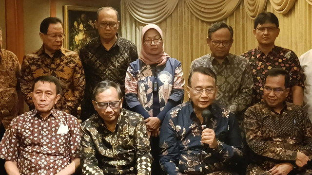Menkopolhukam Mahfud MD bersama dengan anggota tim penyelesaian non yudisial pelanggaran HAM berat masa lalu di Hotel JW Marriott Jalan Embong Malang, Surabaya, Minggu (25/9). Foto: Farusma Okta Verdian/kumparan
