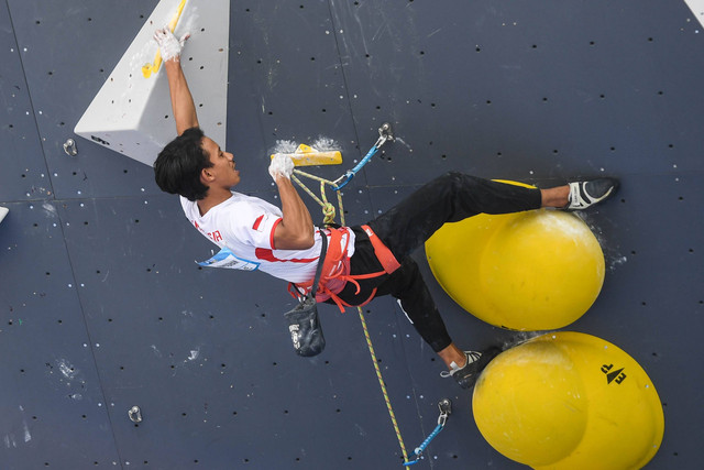 Atlet panjat tebing Indonesia Ravianto Ramadhan berusaha memanjat untuk mencapai puncak pada kategori lead putra Kejuaraan Dunia Panjat Tebing 2022 IFSC Seri Jakarta di kawasan SCBD, Jakarta, Sabtu (24/9). Foto: Hafidz Mubarak A/ANTARA FOTO