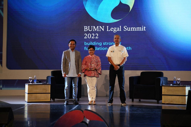 Otoritas Jasa Keuangan (OJK) menyampaikan paparan di BUMN Legal Summit 2022.  Foto: OJK