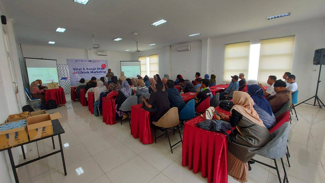 Seminar bertema Tiktok marketing dilaksanakan TDA Jember, kolaborasi dengan PLTU dan JNE. dok