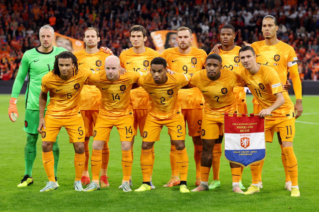 Pemain Timnas Belanda berpose untuk foto grup tim sebelum pertandingan melawan Belgia di Johan Cruijff Arena, Amsterdam, Belanda, Minggu (25/9/2022). Foto: Piroschka Van De Wouw/REUTERS