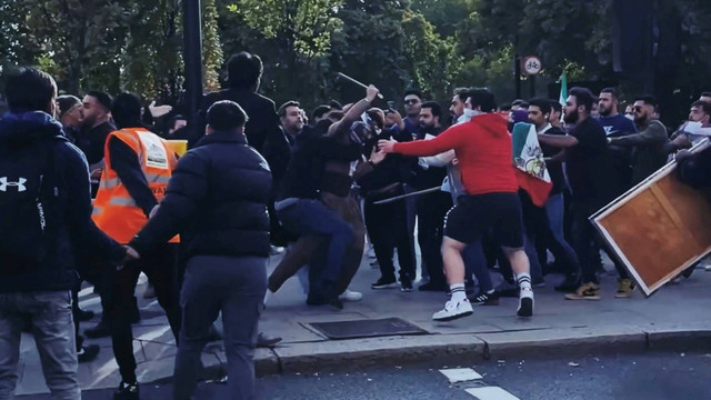 Para pengunjuk rasa bentrok selama aksi protes terkait kematian Mahsa Amini di Iran, di London, Inggris, Minggu (25/9/2022). Foto: Twitter/@PaulBrown_UK/via REUTERS 