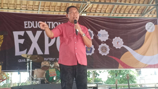 Wakil Wali Kota Solo, Teguh Prakosa saat menghadiri HUT SMAN 4 Solo. FOTO: Agung Santoso.