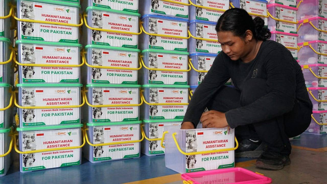 Disaster Management Center (DMC) Dompet Dhuafa support 300 paket bantuan hygiene kit untuk penyintas banjir di Pakistan, Jumat (23/09/2022).
