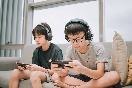 Ilustrasi memainkan game FPS di Android. Foto: Unsplash.com