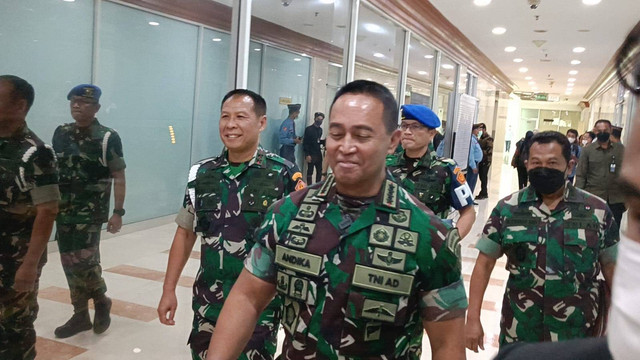 Panglima TNI Andika Perkasa tiba di DPR untuk rapat kerja dengan Komisi I, Senin (26/5/2022). Foto: Zamachsyari/kumparan