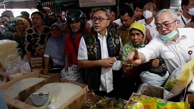 Menteri Perdagangan, Zulkifli Hasan, di Pasar Cik Puan Pekanbaru (RAHMADI DWI PUTRA/SELASAR RIAU)