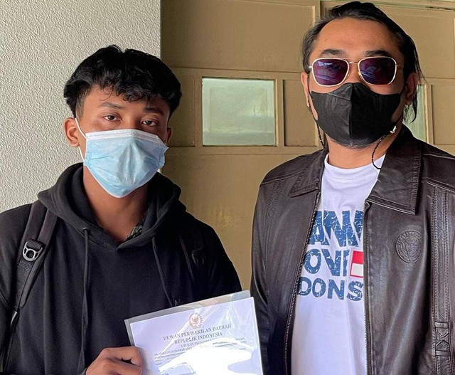 Anggota Dewan Perwakilan Daerah (DPD) Dapil Bali, Arya Wedakarna (kanan) bersama Alit , putra dari ibu yang meninggal di RS Sanglah - IST 