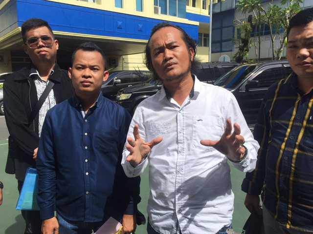 Pengacara anak yang diduga diperkosa hingga kena HIV saat memberikan keterangan di depan Kantor LPSK. Foto: Rahmat Utomo/kumparan