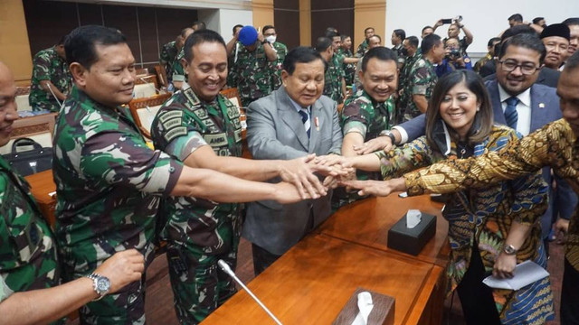 Menhan Prabowo Subianto foto bersama Panglima TNI Jenderal TNI Andika Perkasa Kasad Jenderal TNI Dudung Abdurachman, Kasal Laksamana TNI Yudo Margono dan anggota Komisi I DPR, Senin (26/9/2022). Foto: Iqbal Firdaus/kumparan