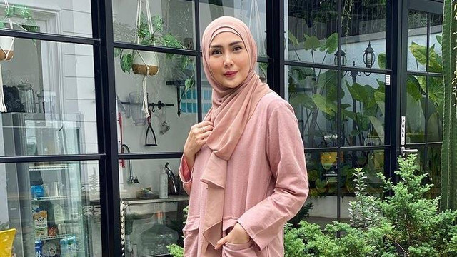Inspirasi OOTD hijab ala Fenita Arie. Foto: Instagram.com/fenitarie