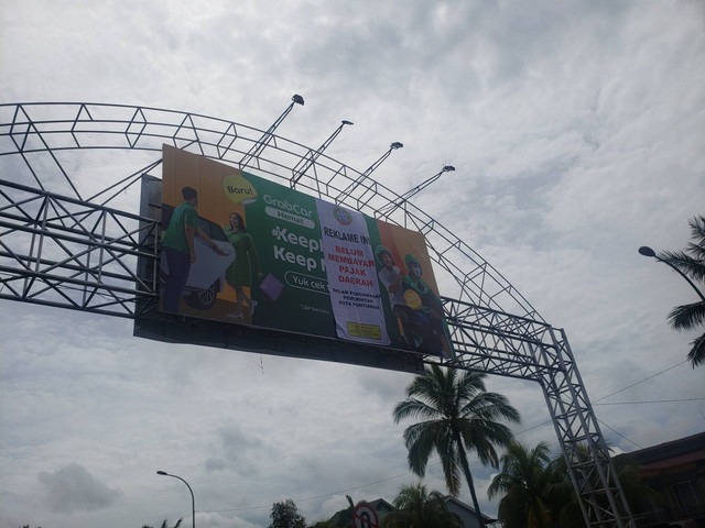 Pemkot Pontianak menyegel 34 papan reklame yang pajaknya belum dibayarkan. Foto: Dok BKD Pontianak