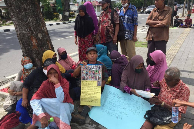 Masa penyandang kusta saat berunjuk rasa di depan Kantor Gubernur Sumut, Senin (26/9). Foto: Rahmat Utomo/kumparan