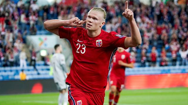 Pemain Norwegia Erling Braut Haaland merayakan gol pertama mereka saat hadapi Belanda di Piala Dunia, di Ullevaal Stadion, Oslo, Norwegia, Rabu (1/9). Foto: Stian Lysberg Solum/NTB via REUTERS