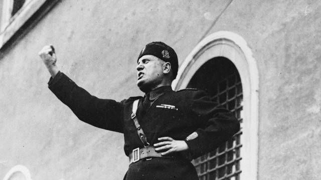 Benito Mussolini saat memberikan pidato. Foto: Fox Photos/Getty Images