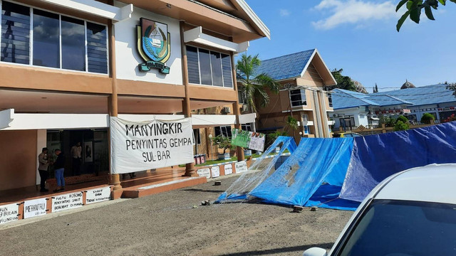 Massa mendirikan tenda di halaman kantor Bupati Majene sebagai bentuk protes atas bantuan bagi penyinta gempa yang belum disalurkan. Foto: Dok. Polres Majene