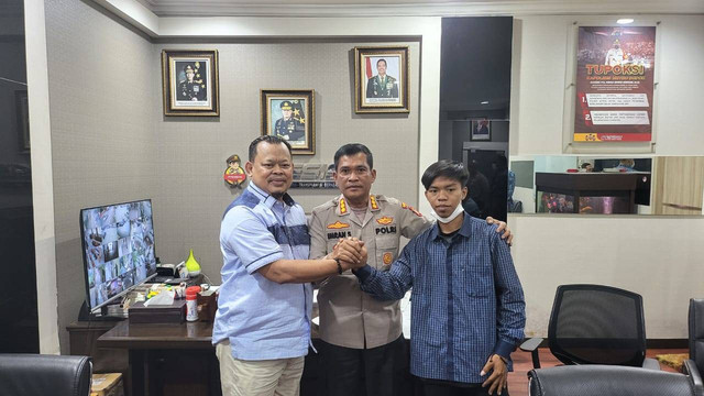 Wakil Ketua III DPRD Kota Depok, Tajudin Tabri bersama supir truk, Senin (26/9). Foto: Dok. Istimewa