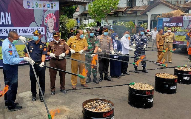 Wali Kota Dedy Yon dan anggota Forkompimda secara simbolis memusnahkan rokok ilegal di Halaman Pendapa Balai Kota Tegal, Senin (26/9/2022). (setyadi/panturapost)