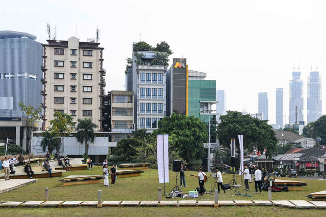 Pengunjung menyaksikan penampilan grup musik membawakan lagu di Atap Gedung Parkir Taman Ismail Marzuki (TIM), Jakarta, Senin (26/9/2022).  Foto: M Risyal Hidayat/ANTARA FOTO