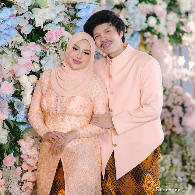 Tedak Siten putri pertama Aurel Hermansyah dan Atta Halilintar. Foto: Instagram/@attahalilintar