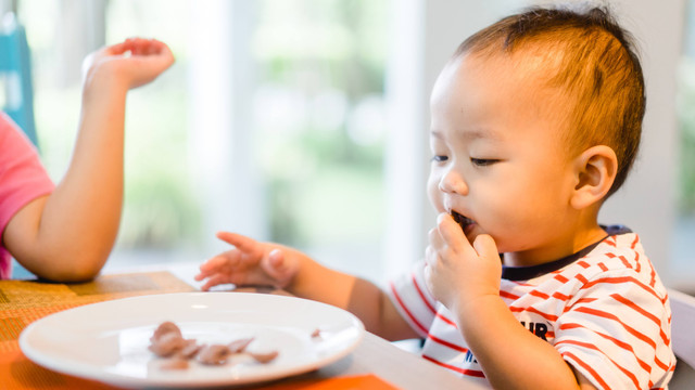 Ilustrasi balita makan sereal. Foto: MIA Studio/Shutterstock
