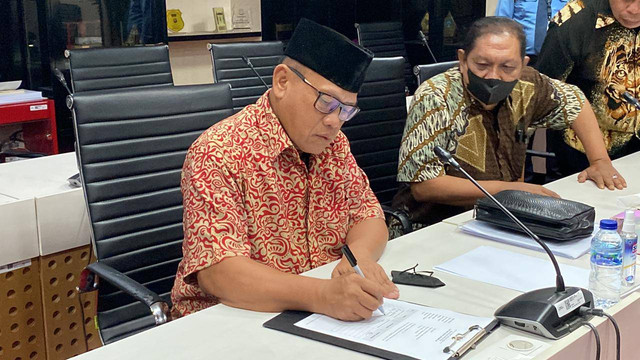 Ketua Indonesian Police Watch (IPW) Sugeng Teguh Santoso di gedung MKD RI, Selasa (26/9). Foto: Annisa Thahira Madina/kumparan