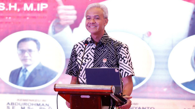 Gubernur Jateng Ganjar Pranowo menjadi pembicara dalam diskusi panel terkait dinamika dan strategi menghadapi dampak pengalihan subsidi BBM yang diselenggarakan Polda Jawa Tengah di Hotel Patra, Semarang, Selasa (27/9/2022). Foto: Dok. Istimewa
