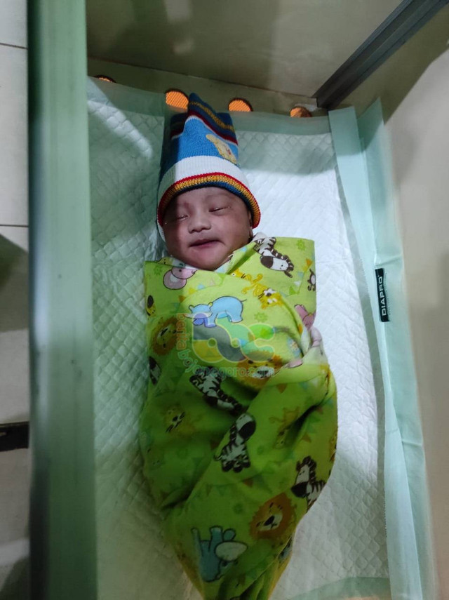 Sesosok bayi perempuan yang ditemukan di Desa Sumberarum, Kecamatan Dander, Kabupaten Bojonegoro, saat berada di Puskesmaa Dander. Selasa (27/09/2022). (foto: dok istimewa)