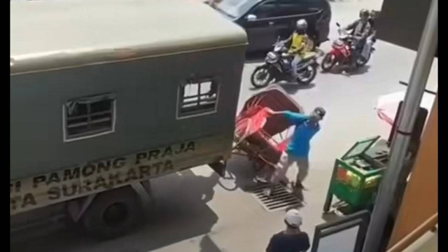 Sebuah becak tidak sengaja terabrak mobil Satpol PP saat sedang melakukan razia di Pasar Klewer. FOTO: Tangkapan layar akun Instagram @sedulur_solo