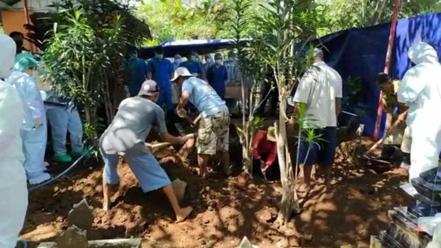 Polisi saat membongkar makam Kukuh Penggayuh Utama (32) di TPU Kyai Genthawur di Boja Kabupaten Kendal untuk di autopsi. Foto: Dok. Istimewa