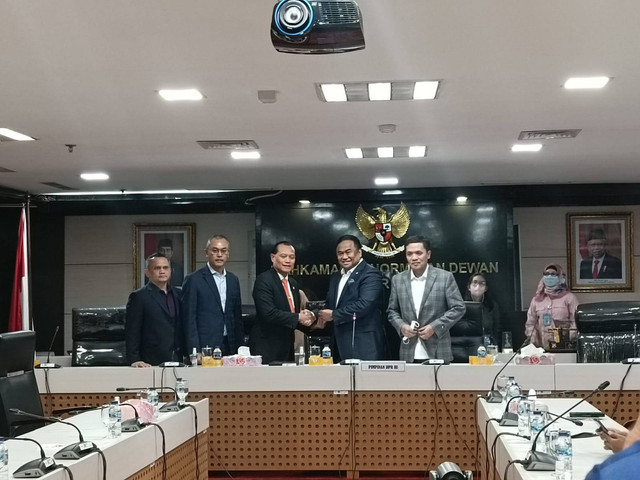 Penyerahan palu sidang dari Wakil Ketua DPR RI, Rachmat Gobel kepada Ketus MKD baru, Adang Darajatun, Selasa (27/9/2022).  Foto: Zamachsyari/kumparan
