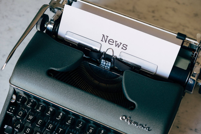 Ilustrasi Menulis Teks Berita Sesuai Kaidah. Foto: dok. Markus Winkler (Unsplash.com)