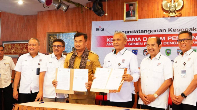 Bupati Dharmasraya sekaligus Ketua APKASI Sutan Riska Tuanku Kerajaan bersama para bupati Se-Provinsi Sumatera Barat l, melakukan penandatanganan kesepakatan kerja sama percepatan pembangunan daerah dengan PT. Semen Padang, Senin (26/9/2022). Foto: Pemkab Dharmasraya
