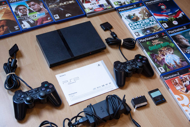 Konsol video game PlayStation 2 beserta beberapa game pada masanya (03/06/2020). Foto: Denise Jans/Unsplash