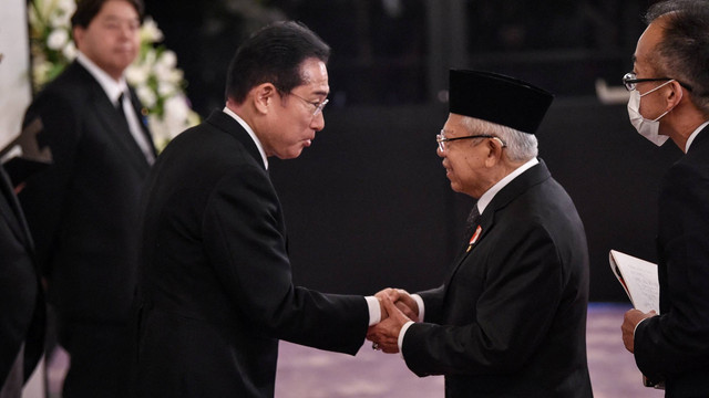 Perdana Menteri Jepang Fumio Kishida menyambut Wakil Presiden Indonesia Ma'ruf Amin di Asakasa State Guest House di Tokyo, Jepang, Selasa (27/9/2022). Foto: KAZUHIRO NOGI/Pool via REUTERS